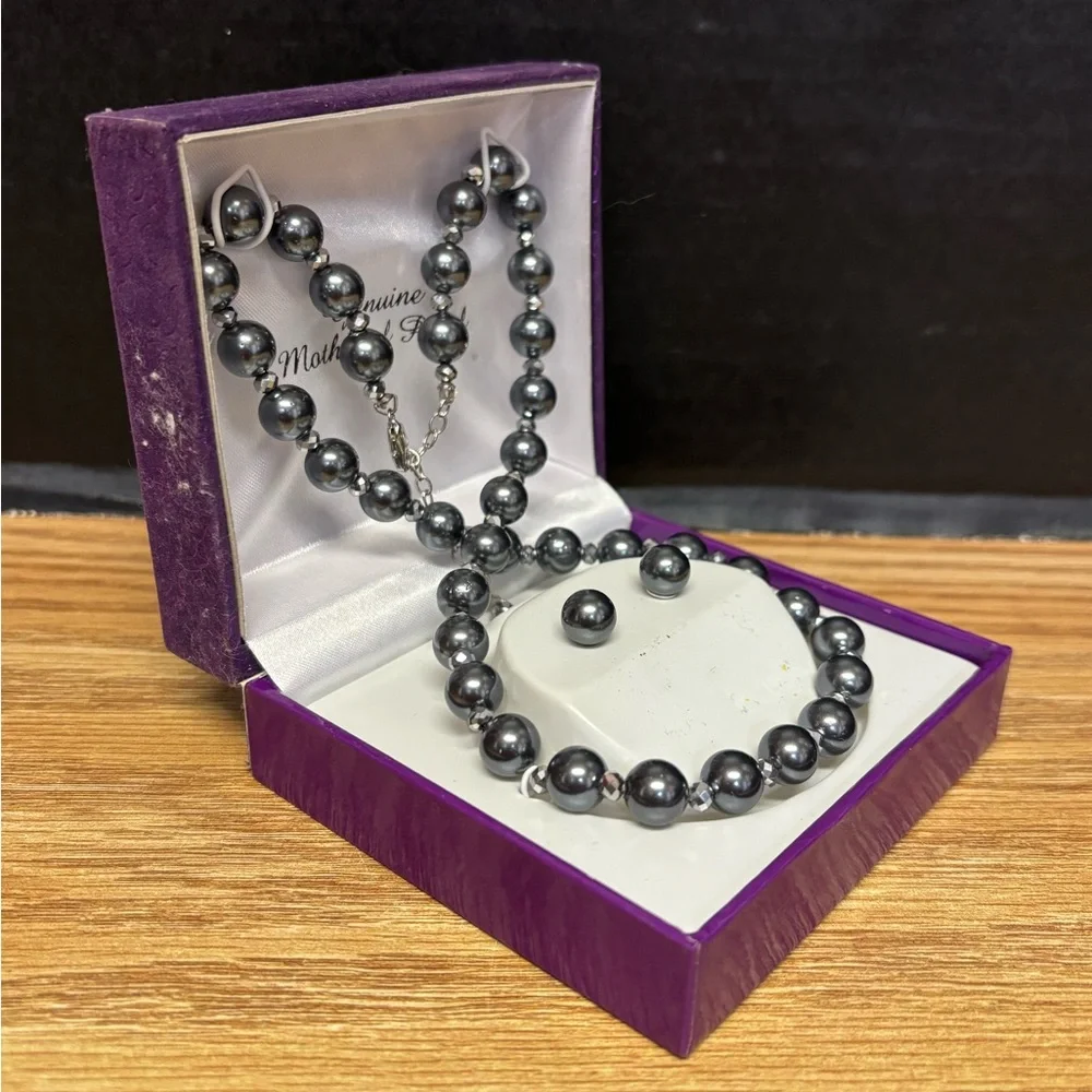 Genuine Mother of Pearl Necklace and Earring Set #4529 - Picture 3 of 7
